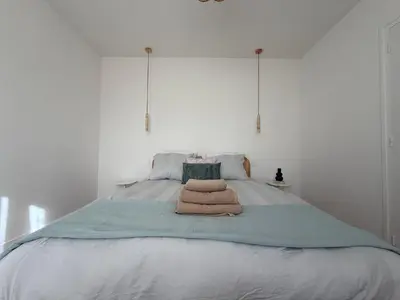 Un ou plusieurs lits dans un hébergement de l'établissement Maison Lilio, rénovée calme et confort
