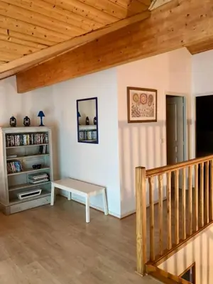 Bibliothèque dans la maison de vacances