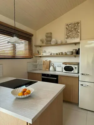 Cuisine ou kitchenette dans l'établissement Family Lodge Between Lake And Wild Beach