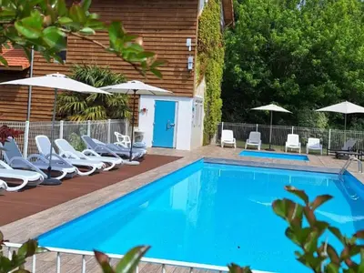 Piscine de l'établissement Gîte de 50m² avec terrasse pour 4 personnes - API-1-52-650 ou située à proximité