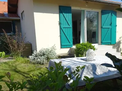 Jardin de l'établissement Mobil home confortable avec terrasse, 2 chambres - API-1-52-674