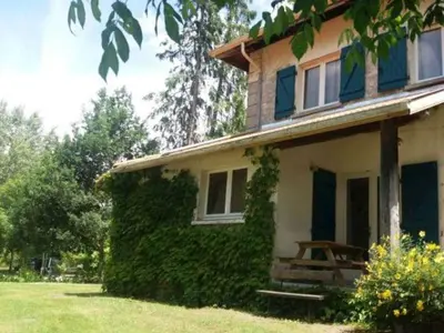 Jardin de l'établissement Gîte accueillant avec terrasse à Saint-Julien-en-Born - API-1-52-706