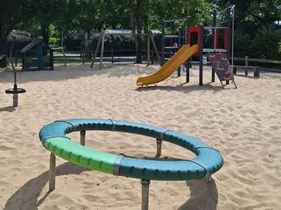 Aire de jeux pour enfants de l'établissement Gîte accueillant avec terrasse à Saint-Julien-en-Born - API-1-52-706