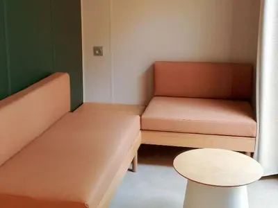 Coin salon dans l'établissement Confort pour 12 pers: Double Mobile-Home avec Terrasse - API-1-52-1604