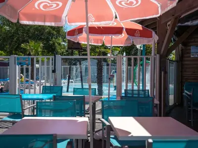 Restaurant ou autre lieu de restauration dans l'établissement Mobil-home spacieux pour 6 pers avec terrasse - API-1-52-1616
