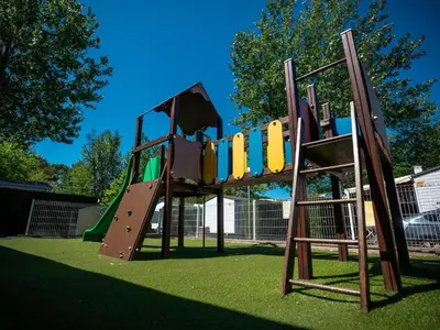 Aire de jeux pour enfants de l'établissement Mobil-home spacieux pour 6 pers avec terrasse - API-1-52-1616