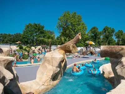 Piscine de l'établissement Mobil-Home Familial 6 Pers à Messanges - API-1-52-1651 ou située à proximité