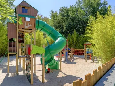 Aire de jeux pour enfants de l'établissement Mobil Home Famille 6 Pers. avec Terrasse - API-1-52-1644