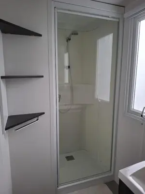 Salle de bains dans l'établissement MH H24 3 chambres 1 salle de bain dans camping 4 étoiles