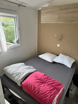 Un ou plusieurs lits dans un hébergement de l'établissement Mobil Home 6 à 8 personnes avec jardin