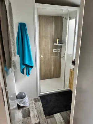 Salle de bains dans l'établissement Mobil Home 6 à 8 personnes avec jardin