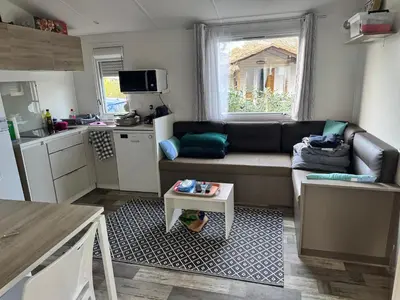 Cuisine ou kitchenette dans l'établissement Mobil Home 6 à 8 personnes avec jardin
