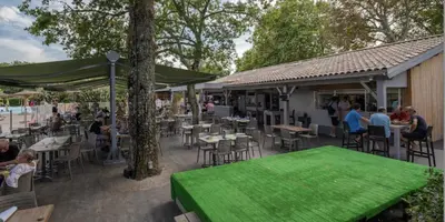 Restaurant ou autre lieu de restauration dans l'établissement Mobil Home 6 à 8 personnes avec jardin