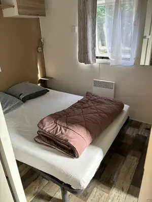 Un ou plusieurs lits dans un hébergement de l'établissement Mobil Home 6 à 8 personnes avec jardin