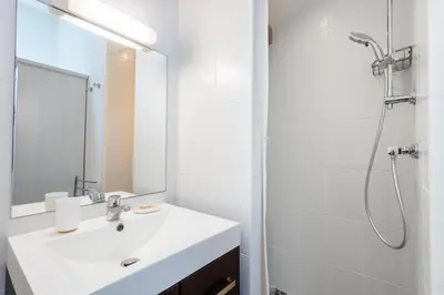 Salle de bains dans l'établissement Bel appartement, résidence avec piscine