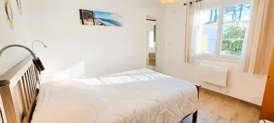 Un ou plusieurs lits dans un hébergement de l'établissement Villa Cormoran - maison principale & deux dépendances au bord de l'Océan Atlantique - Villa 7 pièces 14 personnes - (Maison principale + 2 dépendances) MAE-0893