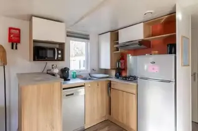 Cuisine ou kitchenette dans l'établissement Mobil-home spacieux Capbreton - Proche plage