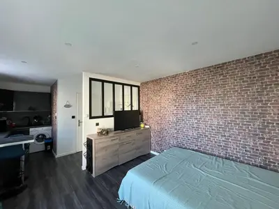 Un ou plusieurs lits dans un hébergement de l'établissement Studio Rénové au Port avec Terrasse et WiFi - FR-1-413-264
