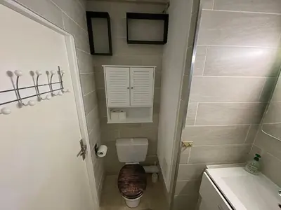 Salle de bains dans l'établissement Studio Rénové au Port avec Terrasse et WiFi - FR-1-413-264
