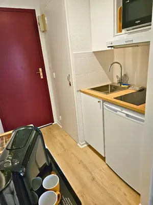 Cuisine ou kitchenette dans l'établissement ''Coccinelle'' WIFI - CENTRE - MODERNE