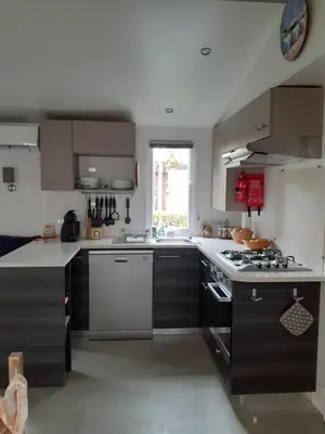 Cuisine ou kitchenette dans l'établissement Mobil home 502 Gastes