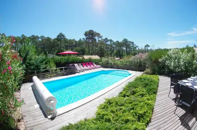 Piscine de l'établissement VILLA PYLA SUR MER - INDIVIDUELLE avec PISCINE CHAUFFÉE ou située à proximité