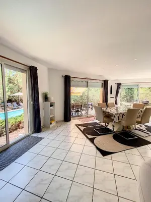 Coin salon dans l'établissement VILLA PYLA SUR MER - INDIVIDUELLE avec PISCINE CHAUFFÉE