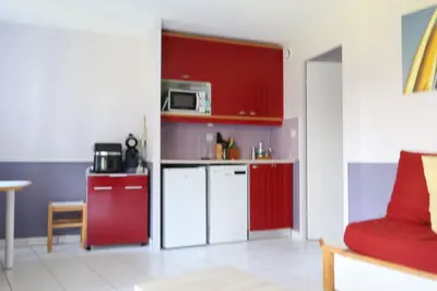 Cuisine ou kitchenette dans l'établissement Le Fairway – T2 piscines plage golf