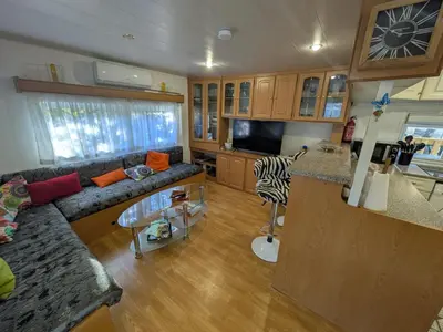 Cuisine ou kitchenette dans l'établissement Mobil-Home La Pointe 5 pers camping 4 étoiles