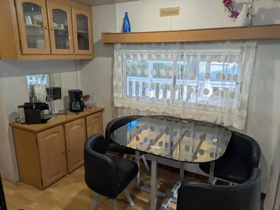 Cuisine ou kitchenette dans l'établissement Mobil-Home La Pointe 5 pers camping 4 étoiles