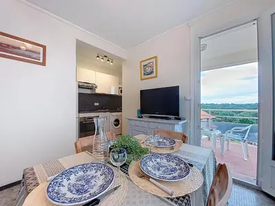Télévision ou salle de divertissement dans l'établissement Apartment La Centrale-10 by Interhome