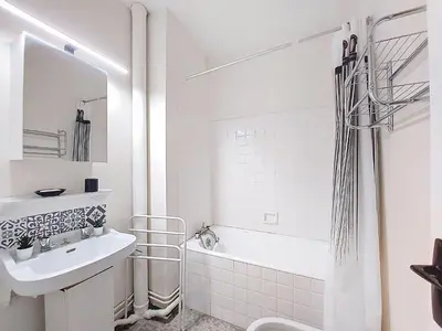 Salle de bains dans l'établissement Apartment La Centrale-10 by Interhome