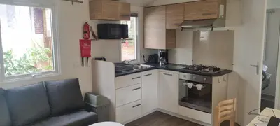 Cuisine ou kitchenette dans l'établissement MH 476 2chambres et 1 salle de bain dans camping 4 étoiles