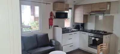 Cuisine ou kitchenette dans l'établissement MH 476 2chambres et 1 salle de bain dans camping 4 étoiles