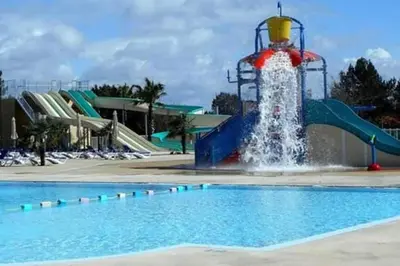 Piscine de l'établissement MH 353 tout confort 3 chambres et 2 salles de bain dans camping 4 étoiles ou située à proximité