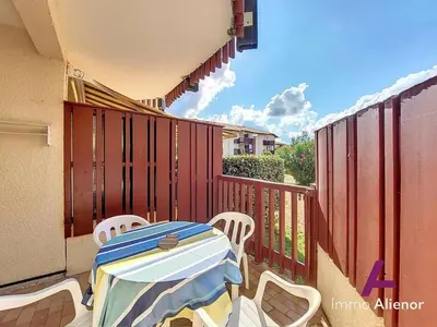 Balcon ou terrasse dans l'établissement Appartement T2 4 pers avec terrasse à Vieux-Boucau - FR-1-857-70
