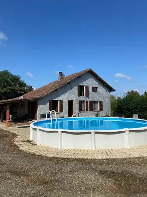 Piscine de l'établissement Maison à la campagne avec SPA ou située à proximité
