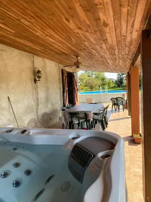 Piscine de l'établissement Maison à la campagne avec SPA ou située à proximité