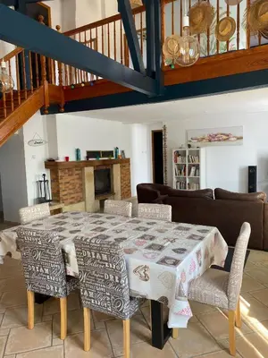 Coin salon dans l'établissement Maison à la campagne avec SPA
