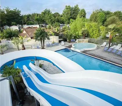 Piscine de l'établissement Parc Résidentiel de loisirs Les Platanes ou située à proximité