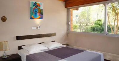 Un ou plusieurs lits dans un hébergement de l'établissement Esprit Californie maison lumineuse avec jardin