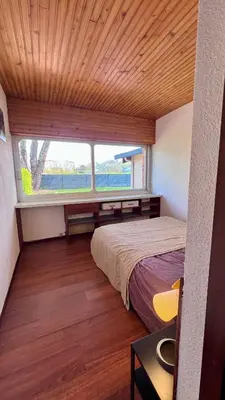 Un ou plusieurs lits dans un hébergement de l'établissement Esprit Californie maison lumineuse avec jardin