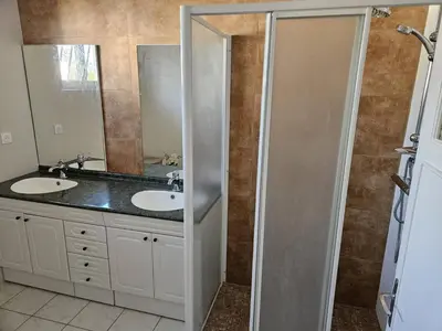Salle de bains dans l'établissement La Belle des Pins