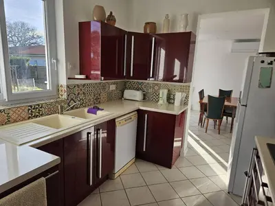 Cuisine ou kitchenette dans l'établissement La Belle des Pins