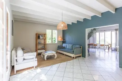 Coin salon dans l'établissement Villa Okeanis