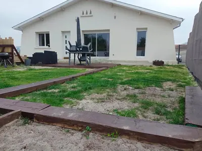 Jardin de l'établissement Charmante maison avec piscine entre lac et plage