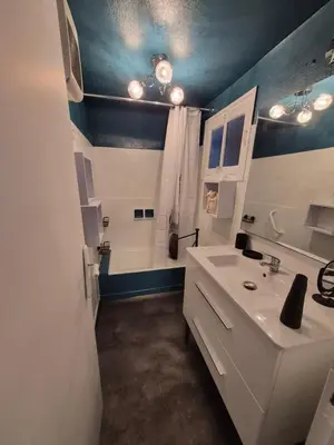 Salle de bains dans l'établissement Candy house