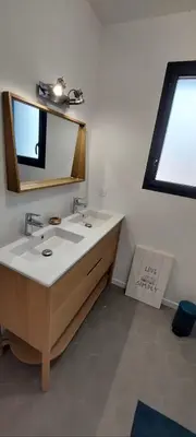 Salle de bains dans l'établissement Villa des Pins - 10 pers - 5 chambres - Piscine chauffée - climatisation - plage à 5 min