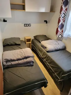 Un ou plusieurs lits dans un hébergement de l'établissement MH h007 3chambres et 1 sale de bain dans camping 4 étoiles