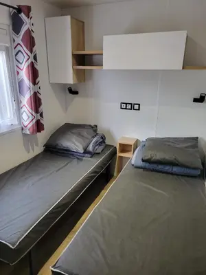 Un ou plusieurs lits dans un hébergement de l'établissement MH h007 3chambres et 1 sale de bain dans camping 4 étoiles